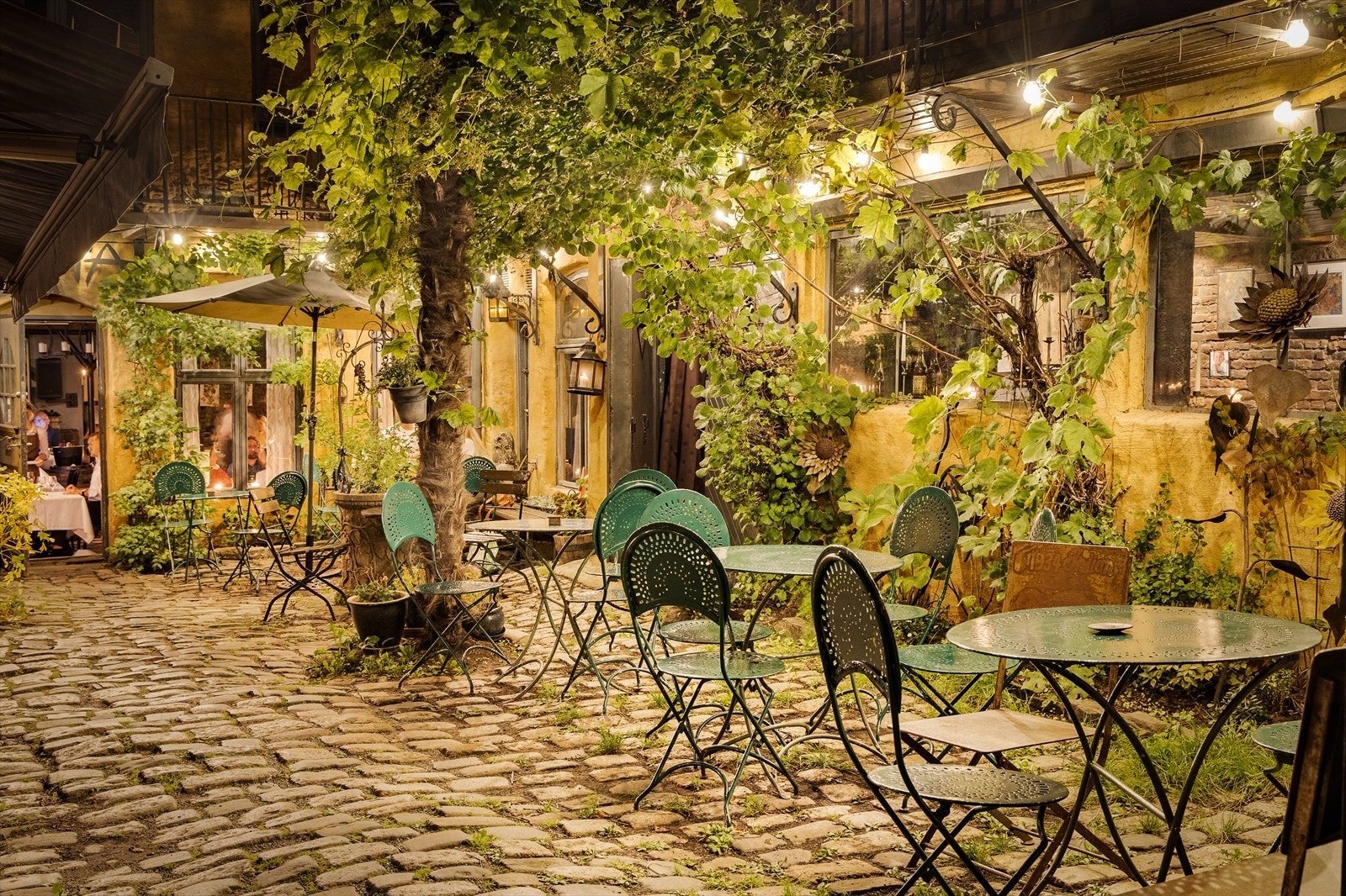 Rett ved siden av borettslaget finner du populære Smia restaurant. Her kan du nyte et bedre måltid i omgivelser som fort gir deg feriefølelsen. Galleribilde