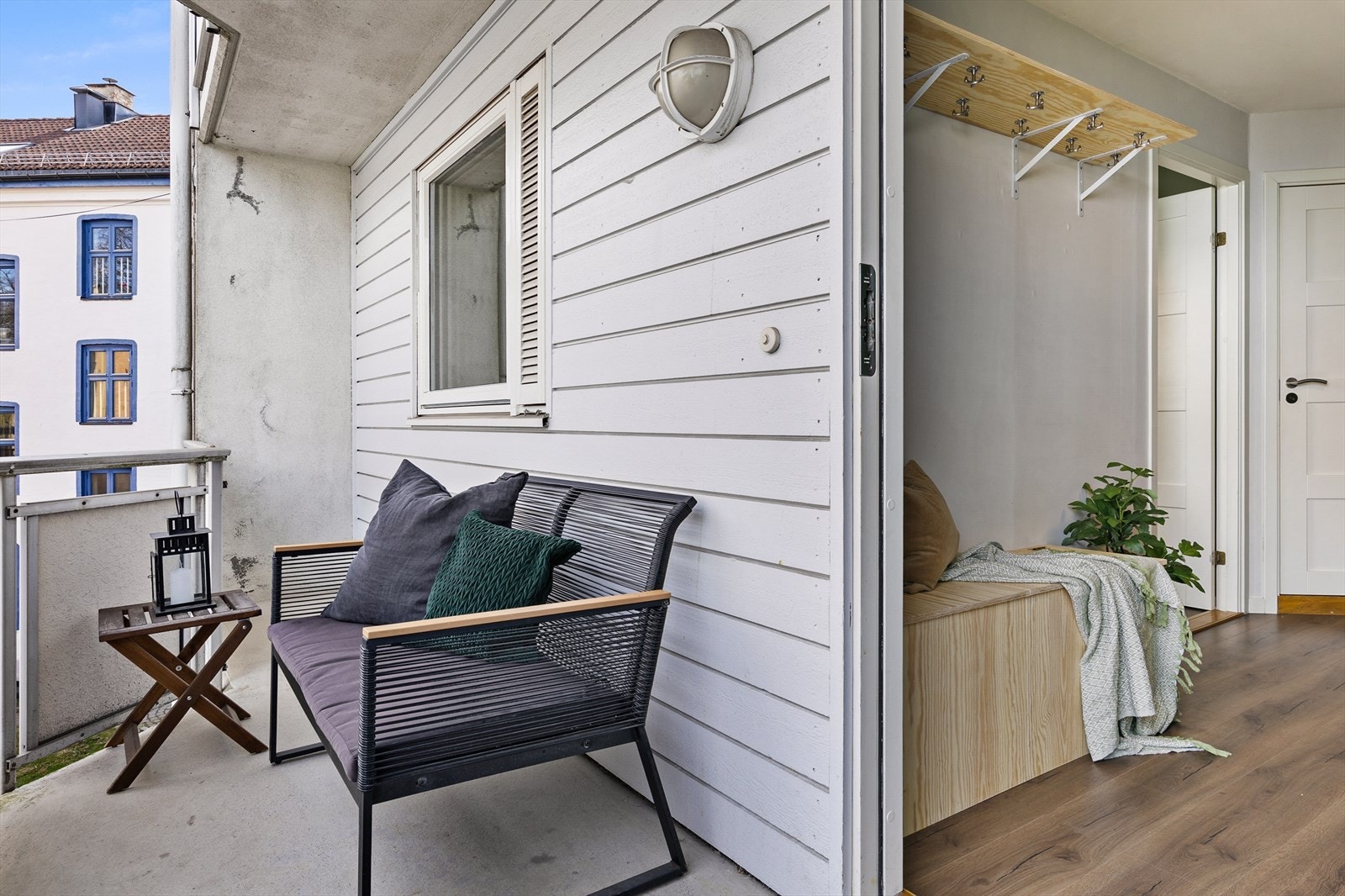 Leiligheten har adkomst via svalgang, men ligger helt i enden og har ingen trafikk utenfor. Galleribilde