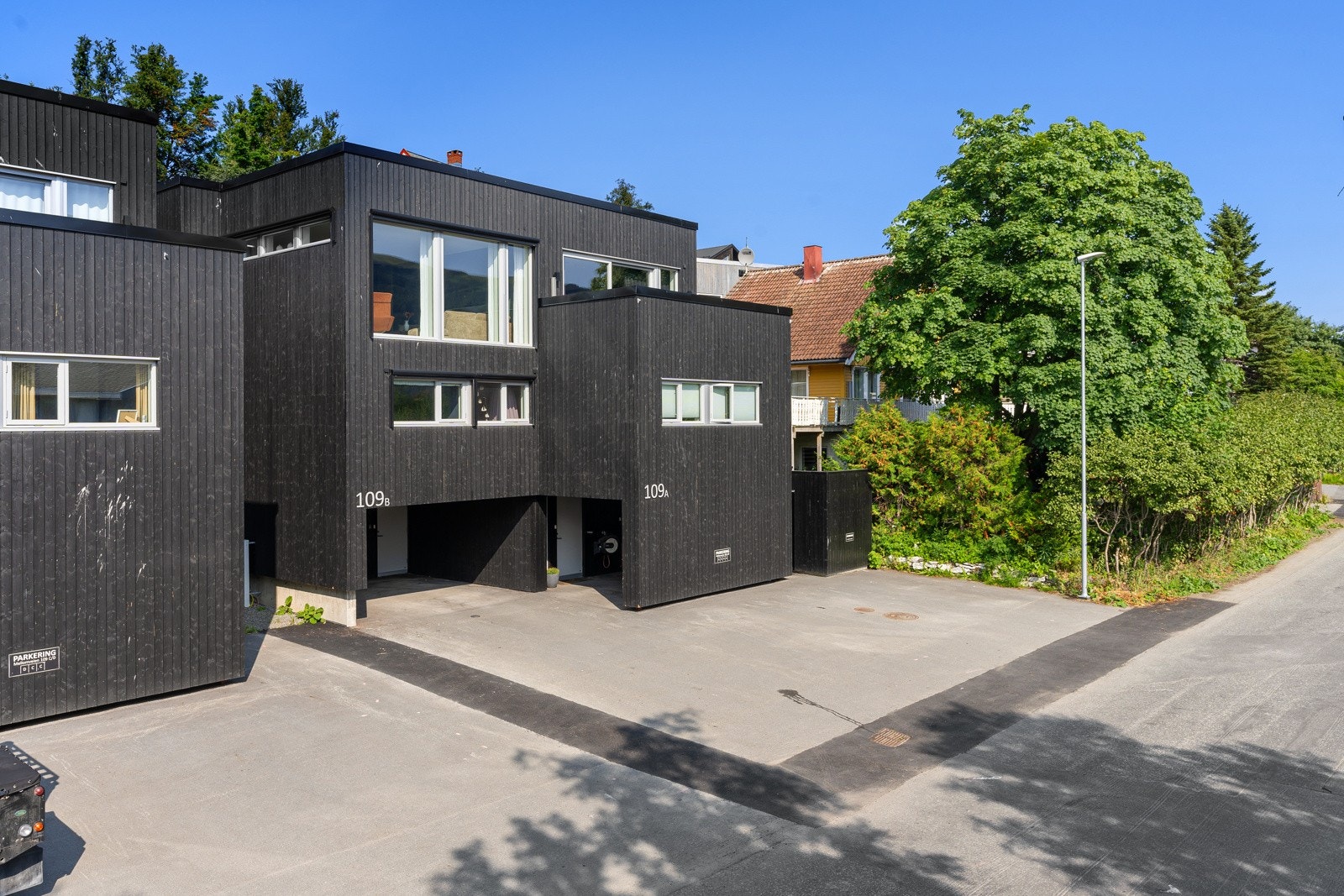 Boligen har en flott beliggenhet med nærhet til både senttrum og rekreasjonsområder! Galleribilde