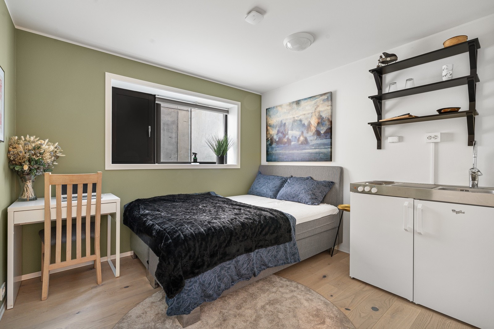 Hybeldelen har eget inngangsparti og kan enkelt leies ut slik at regnestykke blir hyggelig. Men dersom det er ønskelig kan hybeldeles også benyttes selv da det er tilgang fra egen bolig. Galleribilde
