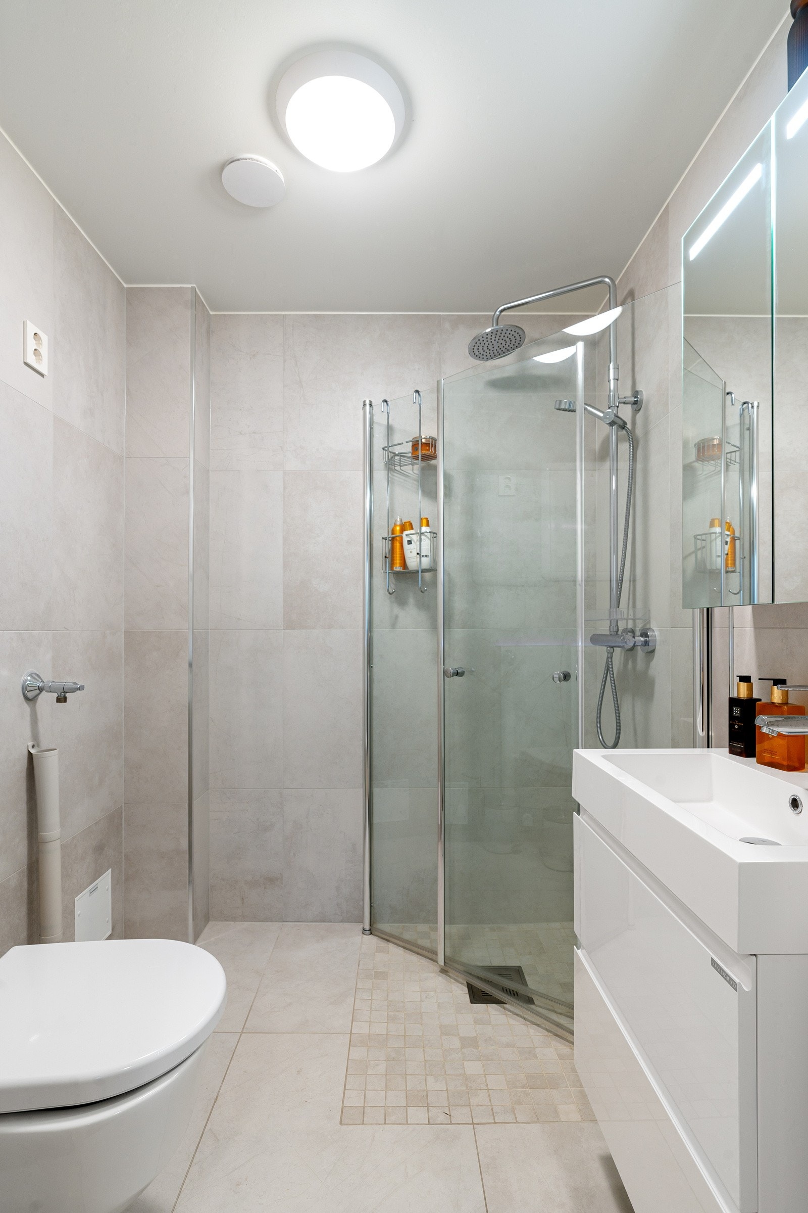 Badet i hybeldelen er utstyrt med vegghengt servant, dusjhjørne med innfellbare dører, samt opplegg for vaskemaskin. Galleribilde