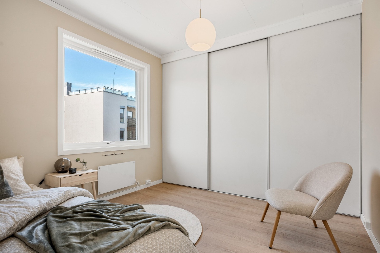 Soverom to er også av god størrelse og har en stor, praktisk skyvedørsgarderobe. Galleribilde