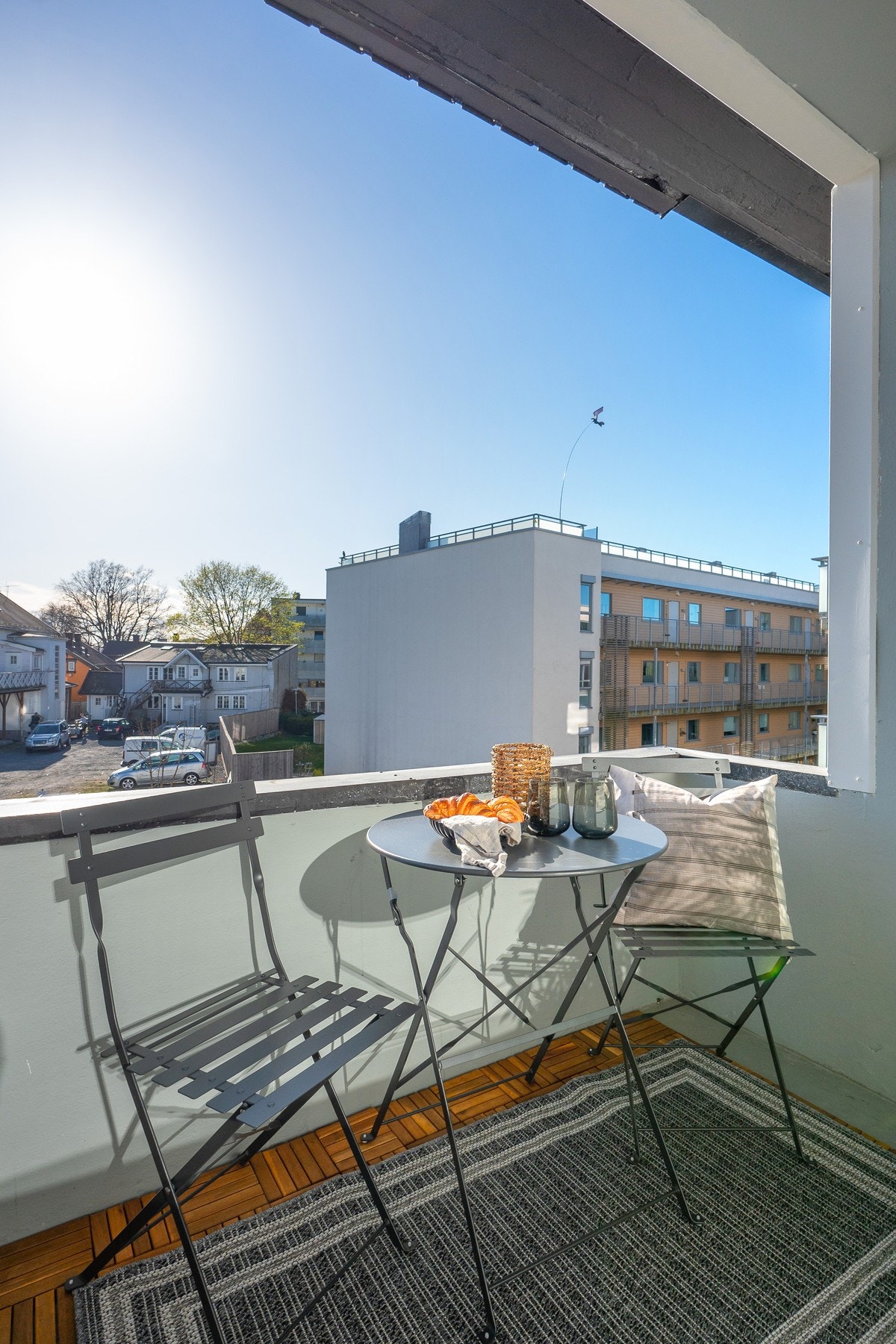 Balkongen er på 4 m², oppleves usjenert med sol fra ettermiddag til kveld. Galleribilde