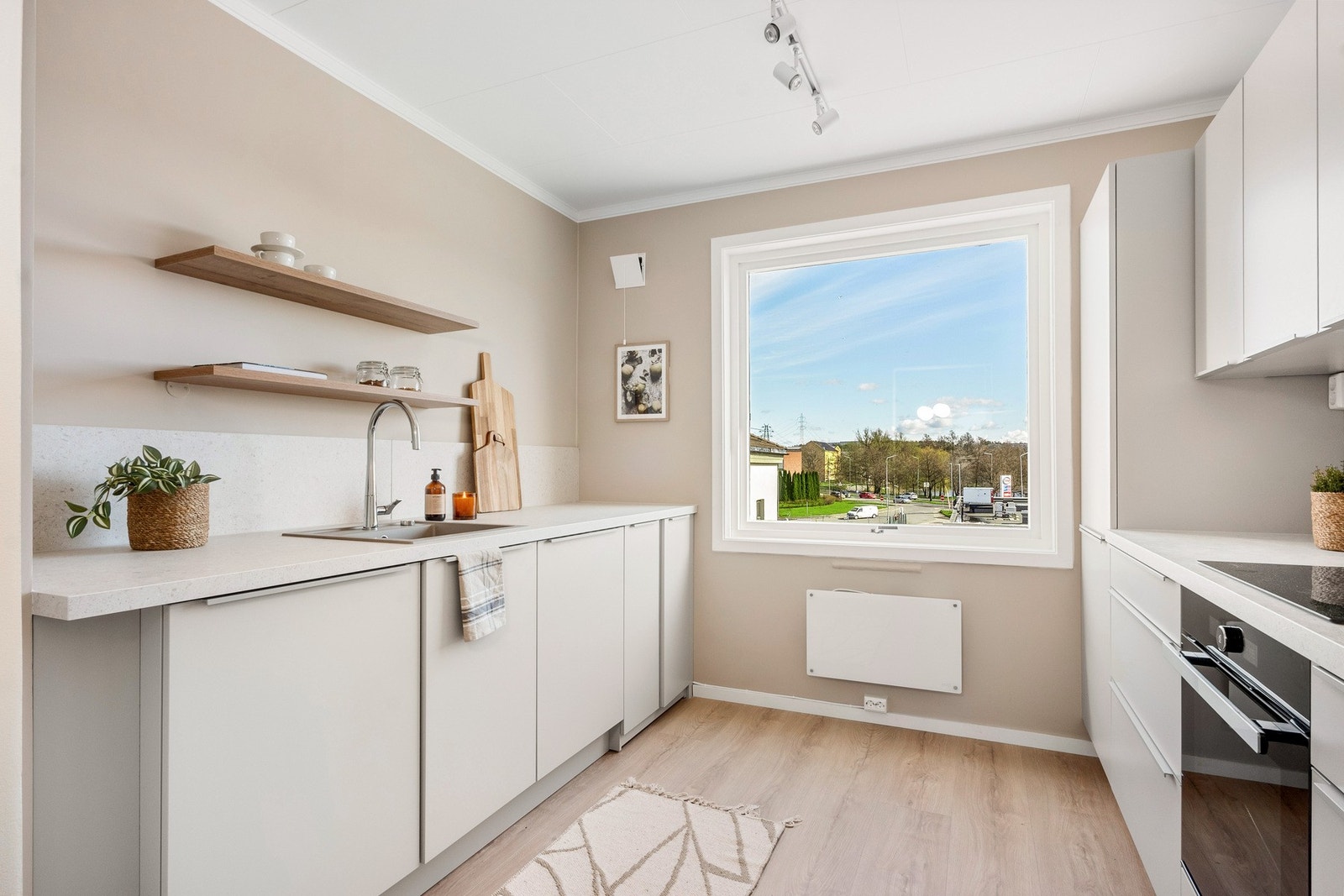 Nytt, moderne kjøkken fra KEO med slette fronter og laminat benkeplate. Galleribilde