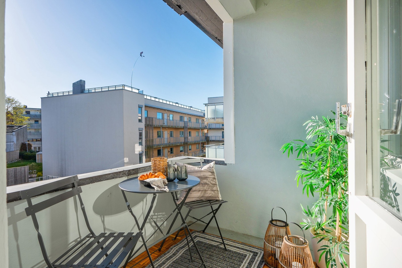 En lys og gjennomgående 3-roms leilighet med sentral beliggenhet i Moss sentrum og 10 min gange til togstasjon! Galleribilde
