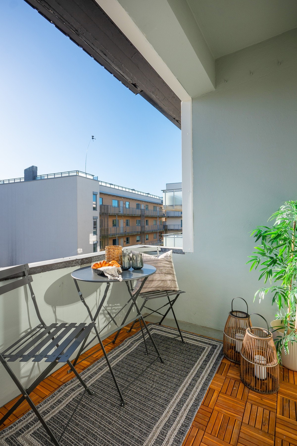 Fra stuen er det utgang til en herlig vestvendt balkong. Galleribilde