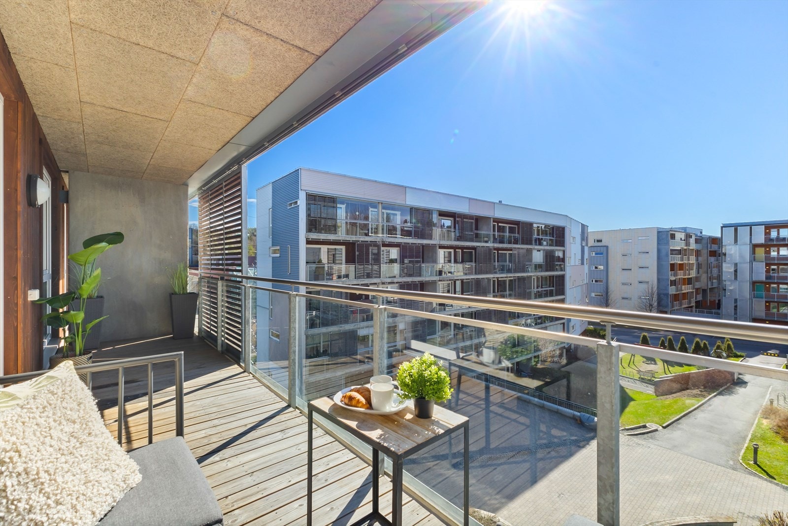 Fra stue er det utgang til sydvendt balkong med meget gode solforhold Galleribilde