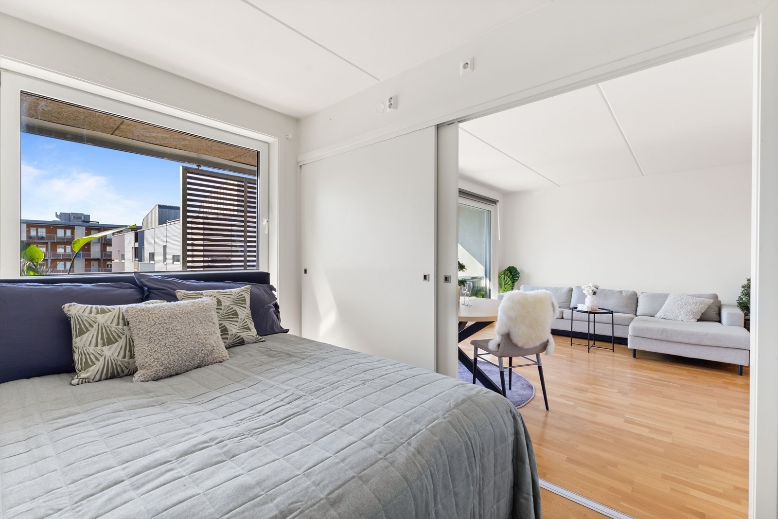 Rommet har rikelig med naturlig lysinnslipp og er vendt mot balkong og bakgård Galleribilde