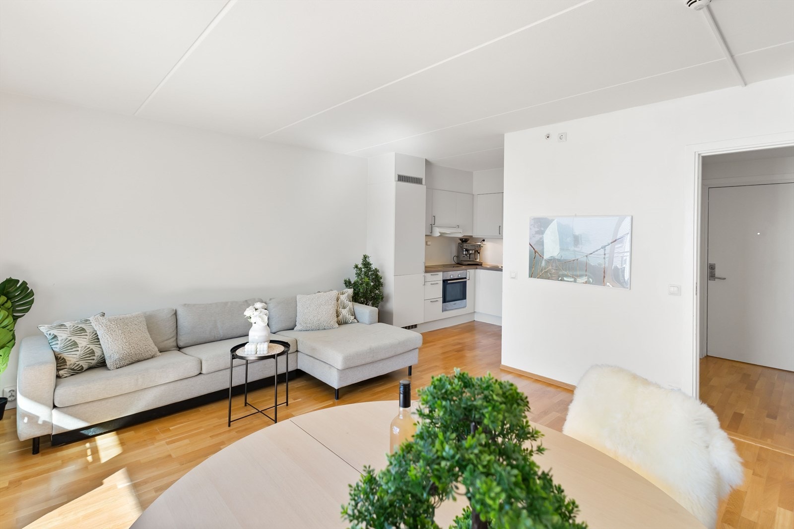 Leiligheten har en åpen stue- og kjøkkenløsning Galleribilde