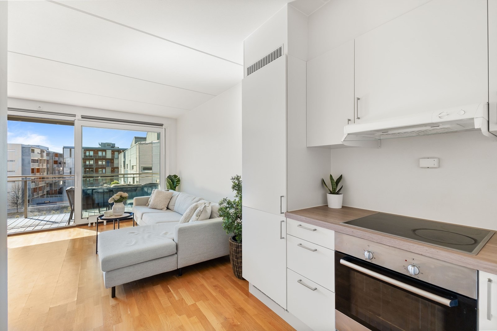 Kjøkkenet er utstyrt med integrert oppvaskmaskin, stekeovn og kjøleskap/fryser Galleribilde