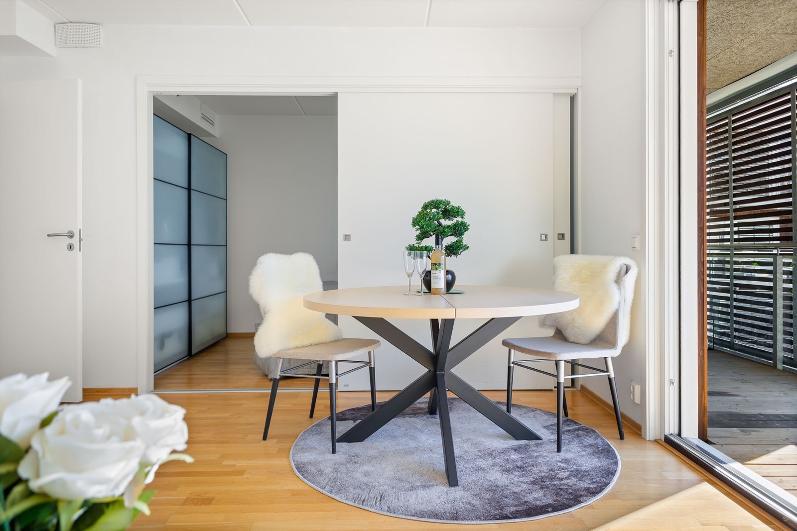 I stue er det fin plass til en spisegruppe Galleribilde