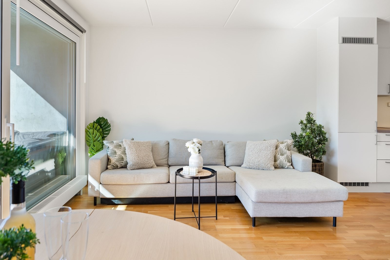 Store vindusflater gir rikelig med naturlig lysinnslipp Galleribilde