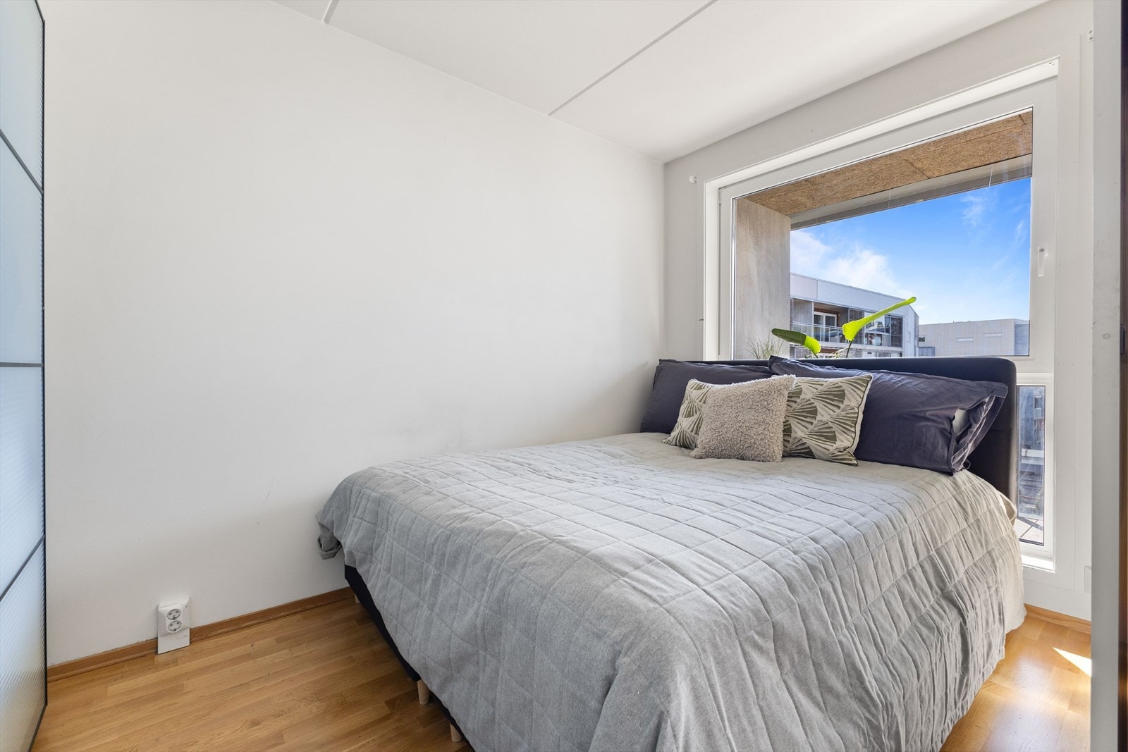 Soverom av god størrelse med plass til dobbeltseng Galleribilde