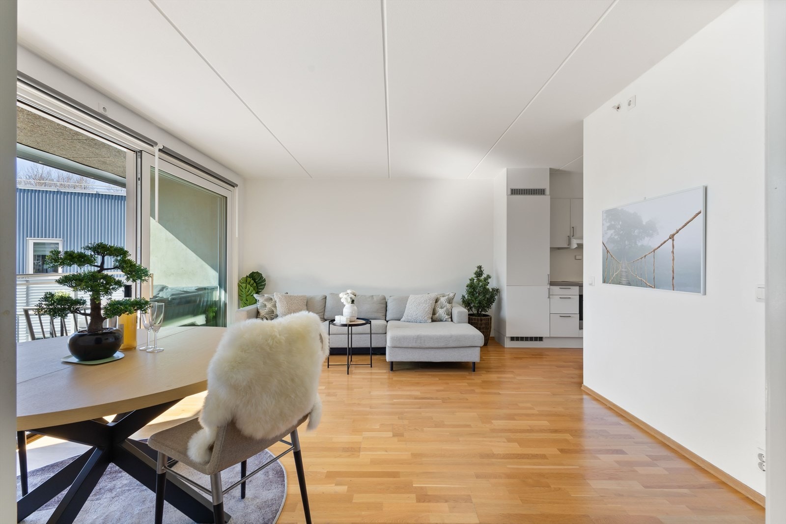 Stue med god plass til flere sittegrupper og soner. Her er det gode møbleringsmuligheter Galleribilde