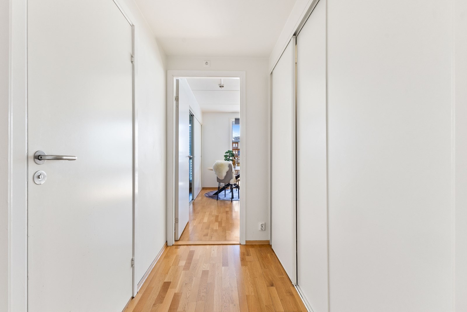 Entrè med romslig skyvedørsgarderobe. Her er det god plass til oppebvaring av sko og yttertøy Galleribilde