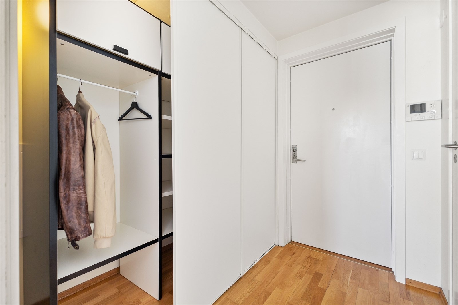 Velkommen inn! Leiligheten disponerer to boder i kjeller på totalt 7 kvm Galleribilde