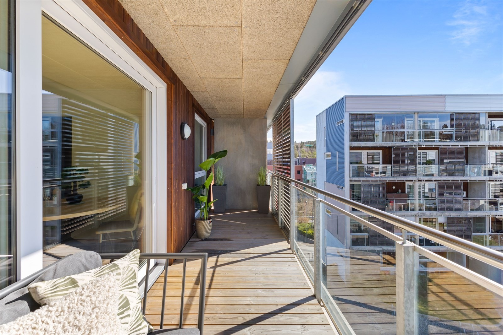 Balkongen er på 12 kvm, her det fin plass til sittegruppe, grill m.m. Det er lov med elektrisk- og gass grill Galleribilde