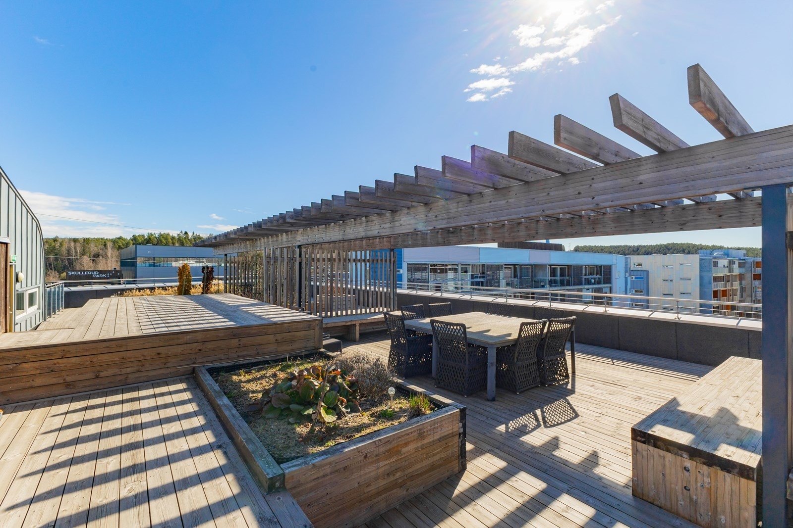 Stor felles takterrasse med flere sitteplasser Galleribilde