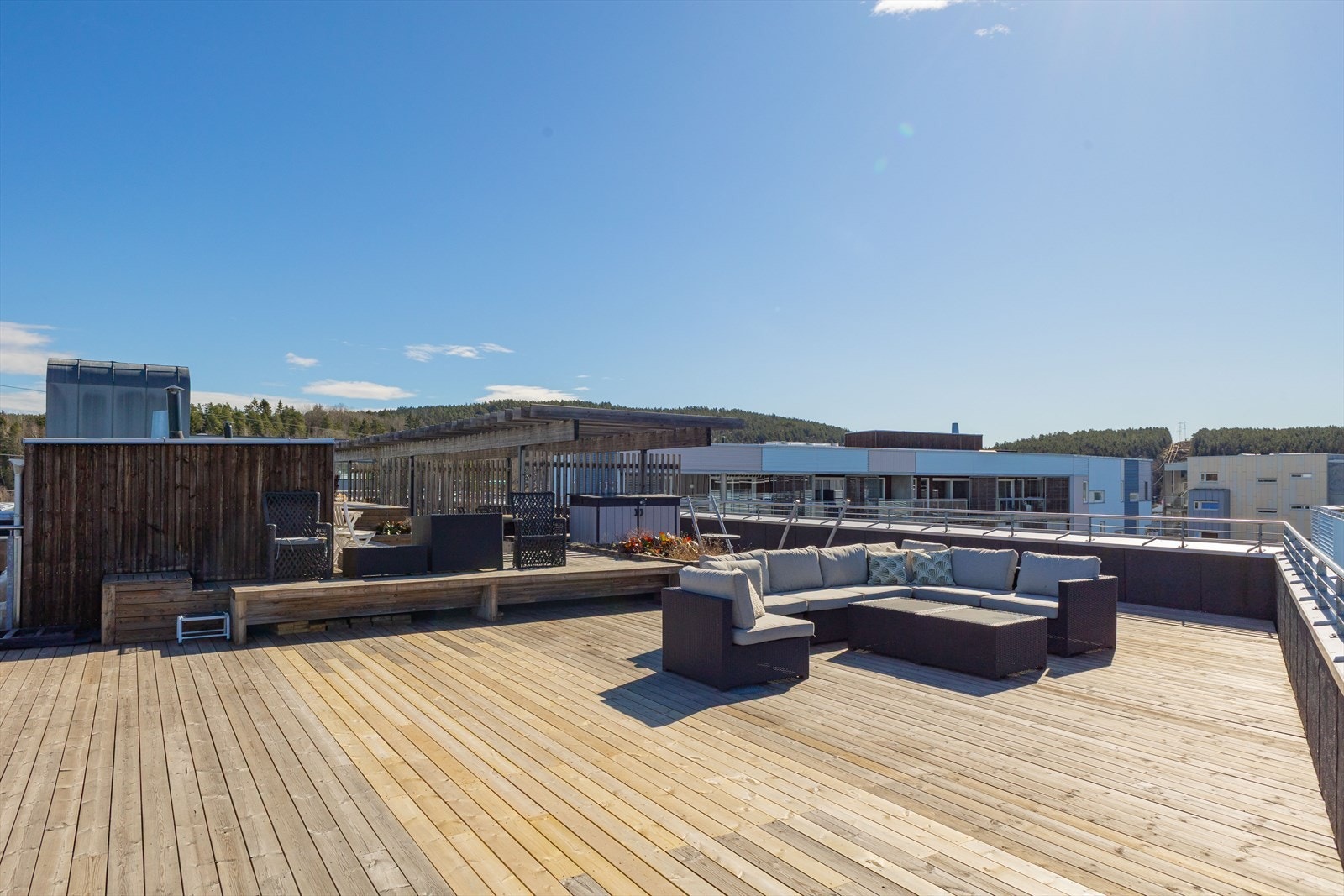 Her kan du nyte sene sommerkvelder med fantastiske solforhold fra soloppgang til solnedgang Galleribilde