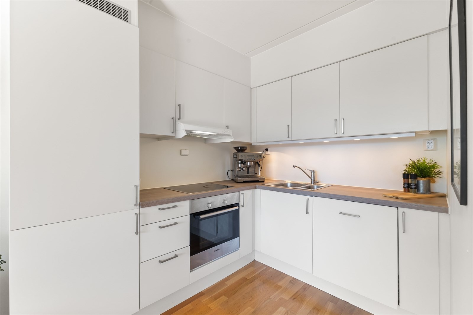 Kjøkkenet har godt med oppbevaringsplass i over- og underskap Galleribilde