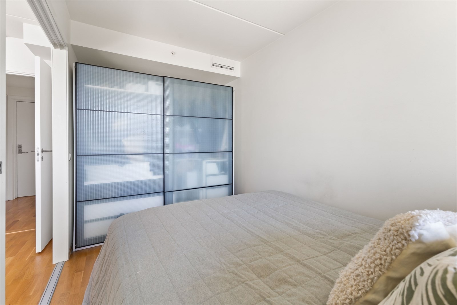 Det er rikelig med oppbevaringsplass i praktisk skyvedørsgarderobe Galleribilde