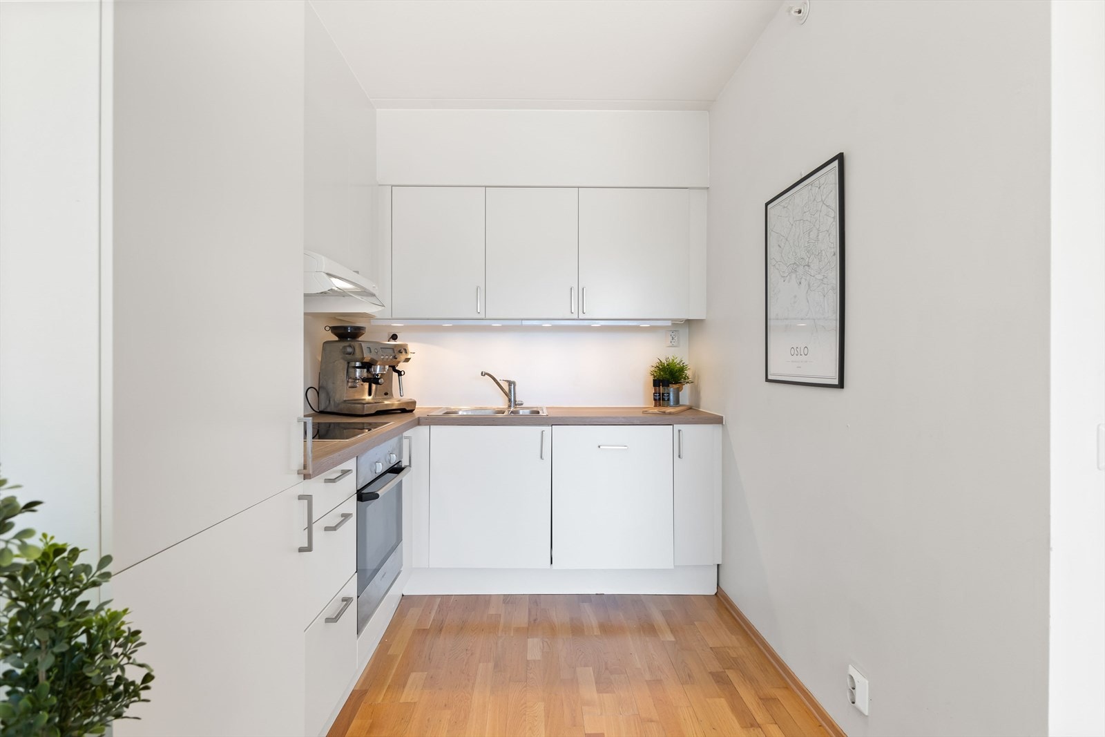 Pent og tidløst HTH kjøkken med integrerte hvitevarer Galleribilde