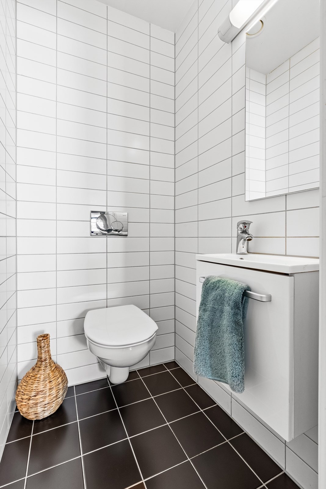 Separat gjestetoalett i 2.etasje med servant og vegghengt wc. Galleribilde