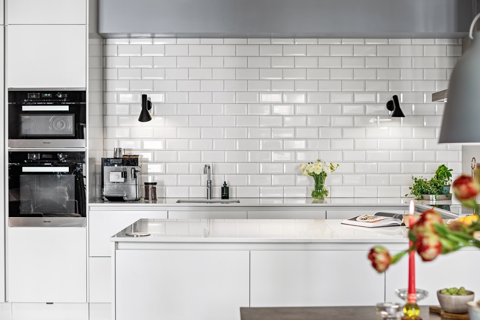 Det er integrerte hvitevarer fra Miele som fullsize kjøleskap, fryseskap med isbitdispenser, oppvaskmaskin, mikrobølgeovn, stekeovn og induksjonstopp. Galleribilde