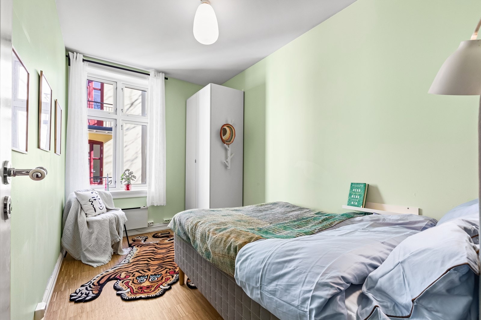 Soverom III på 9 m² med garderobeskap. Alle rommene vender mot en rolig bakgård. Galleribilde