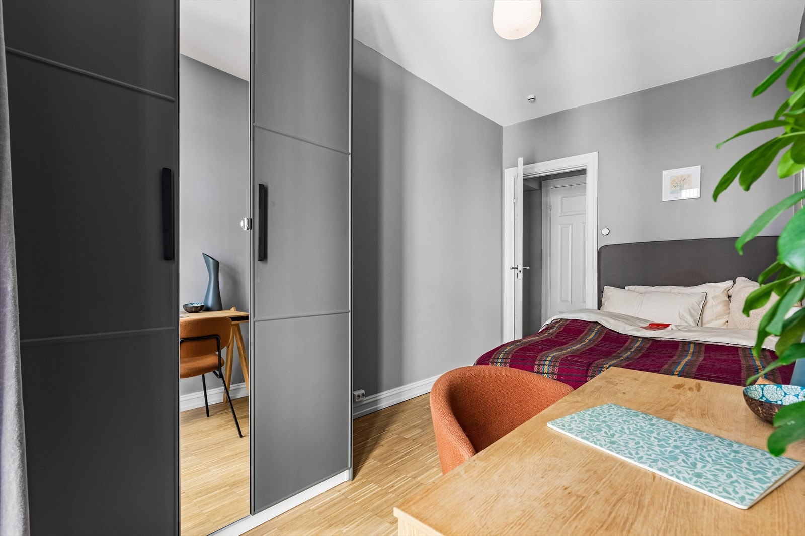 Rommet har også et stort garderobeskap og plass til skrivebord. Galleribilde