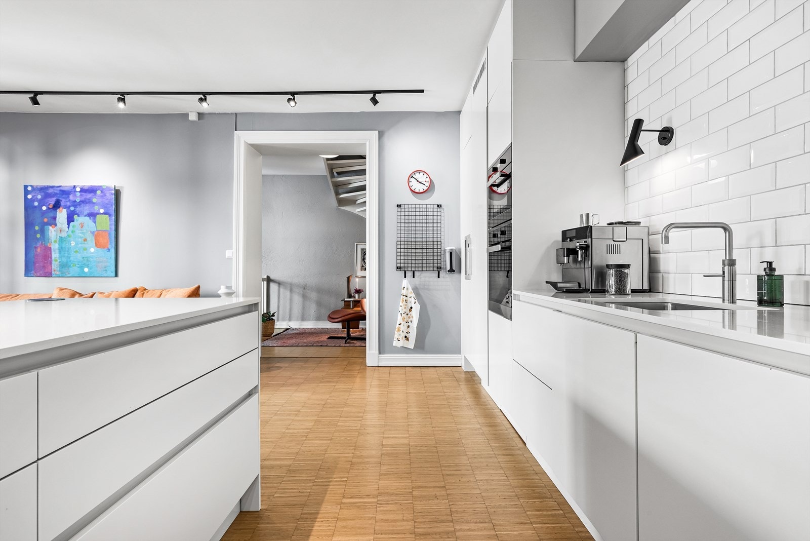 Videre er kjøkkenet innredet med Quooker-kran, som gir kokende vann rett fra springen. Galleribilde