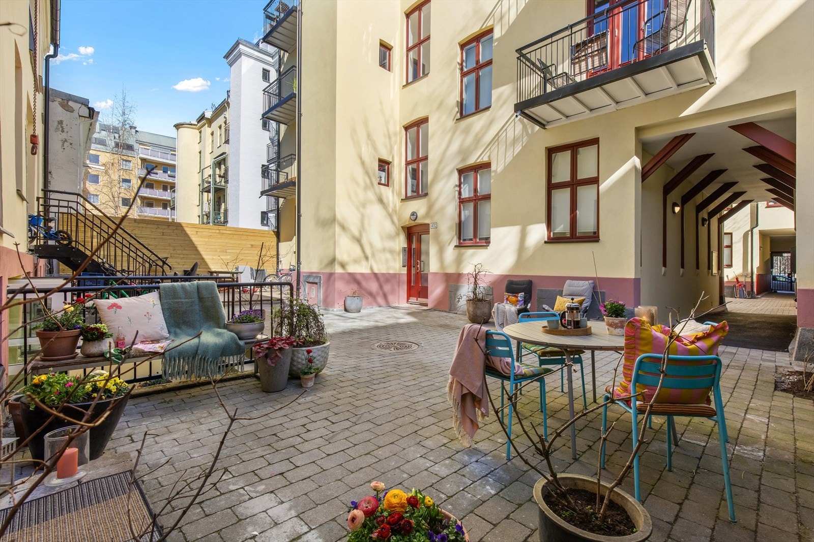 Boligen ligger svært godt skjermet for trafikk- og gatestøy, i indre gård som tredje bygg fra gaten. Adkomst via to portrom fra Toftes gate (til høyre i bildet). Galleribilde