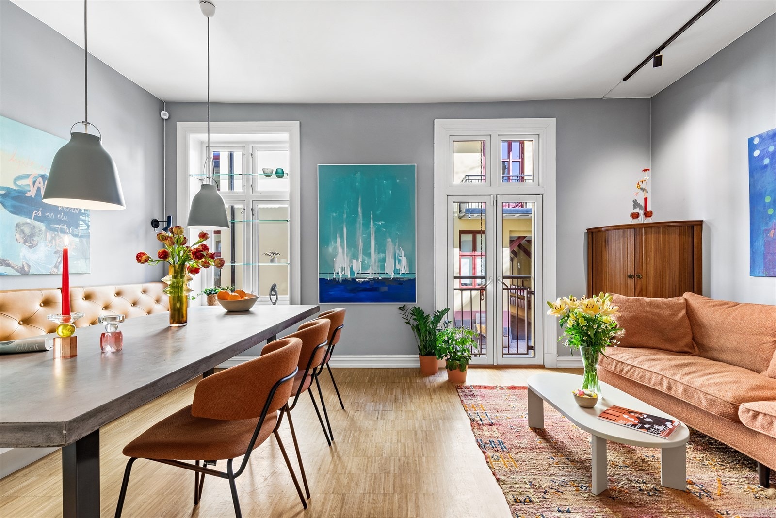 Store vindusflater og fransk balkong gir godt med naturlig lysinnslipp. Galleribilde