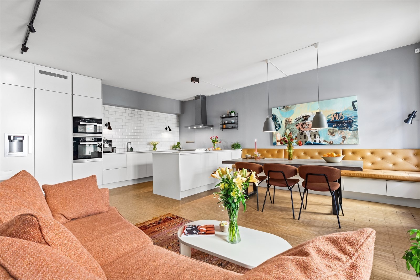 Stilig og moderne townhouse/tomannsbolig i bygg fra 1890 med god takhøyde (2,84m), plassbygde løsninger og unike kvaliteter. Galleribilde