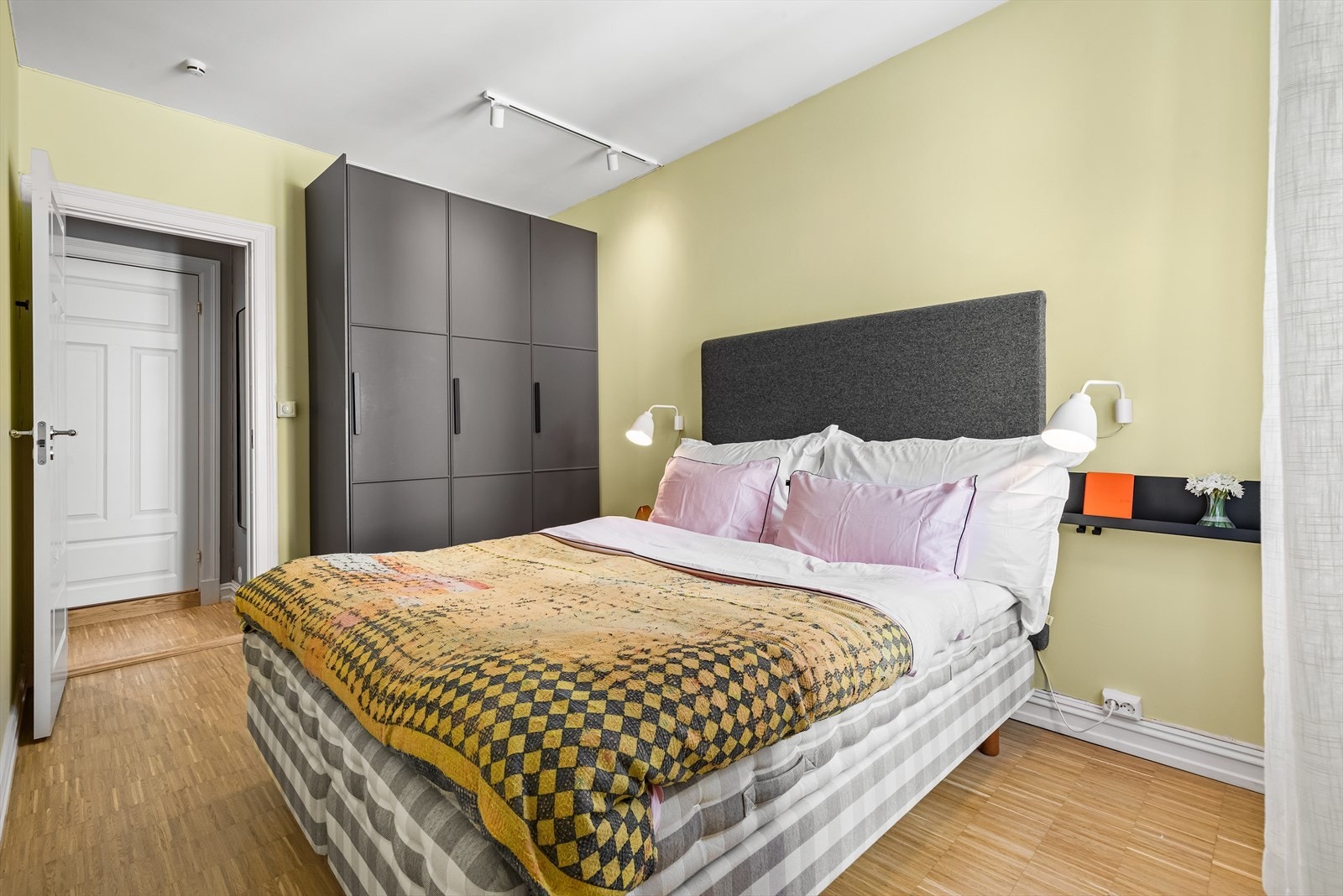 Rommet er innredet med et stort garderobeskap. Badet ligger rett over gangen. Galleribilde