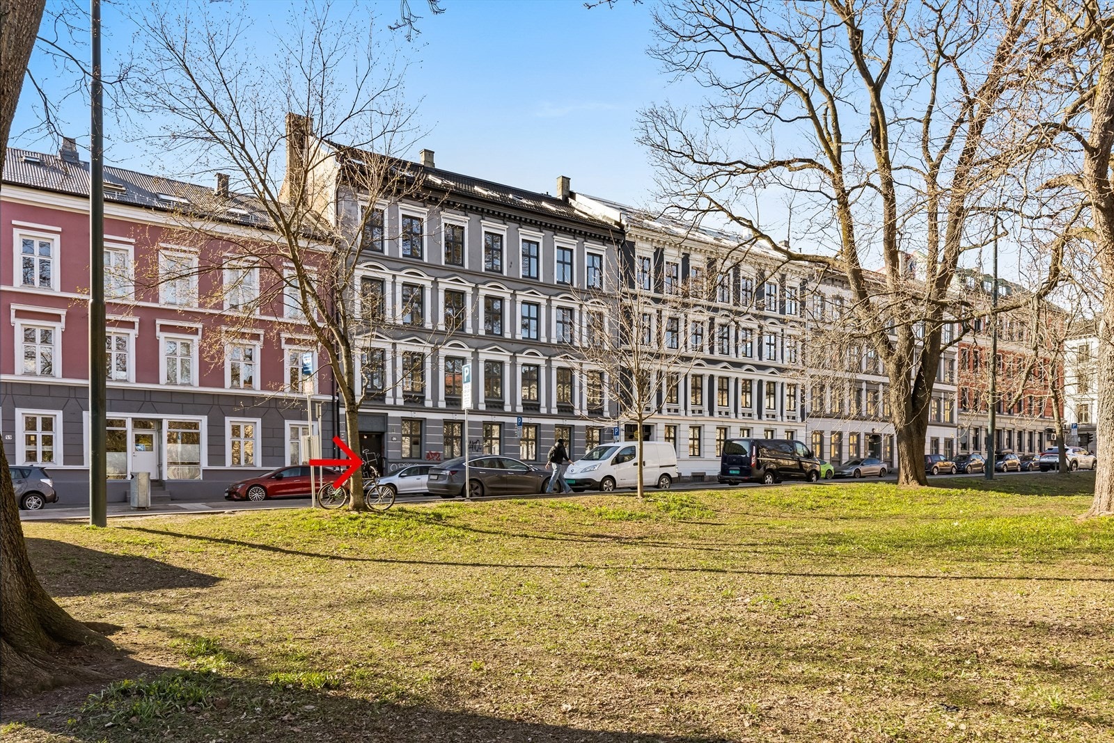 Boligen har inngang via portrom fra Toftes gate. Sofienbergparken som nærmeste nabo rett over gaten. Bussholdeplass for buss nr. 30 (Bygdøy /Nydalen) rett utenfor. Sentral beliggenhet med umiddelbar nærhet til alt du trenger i hverdagen. Galleribilde