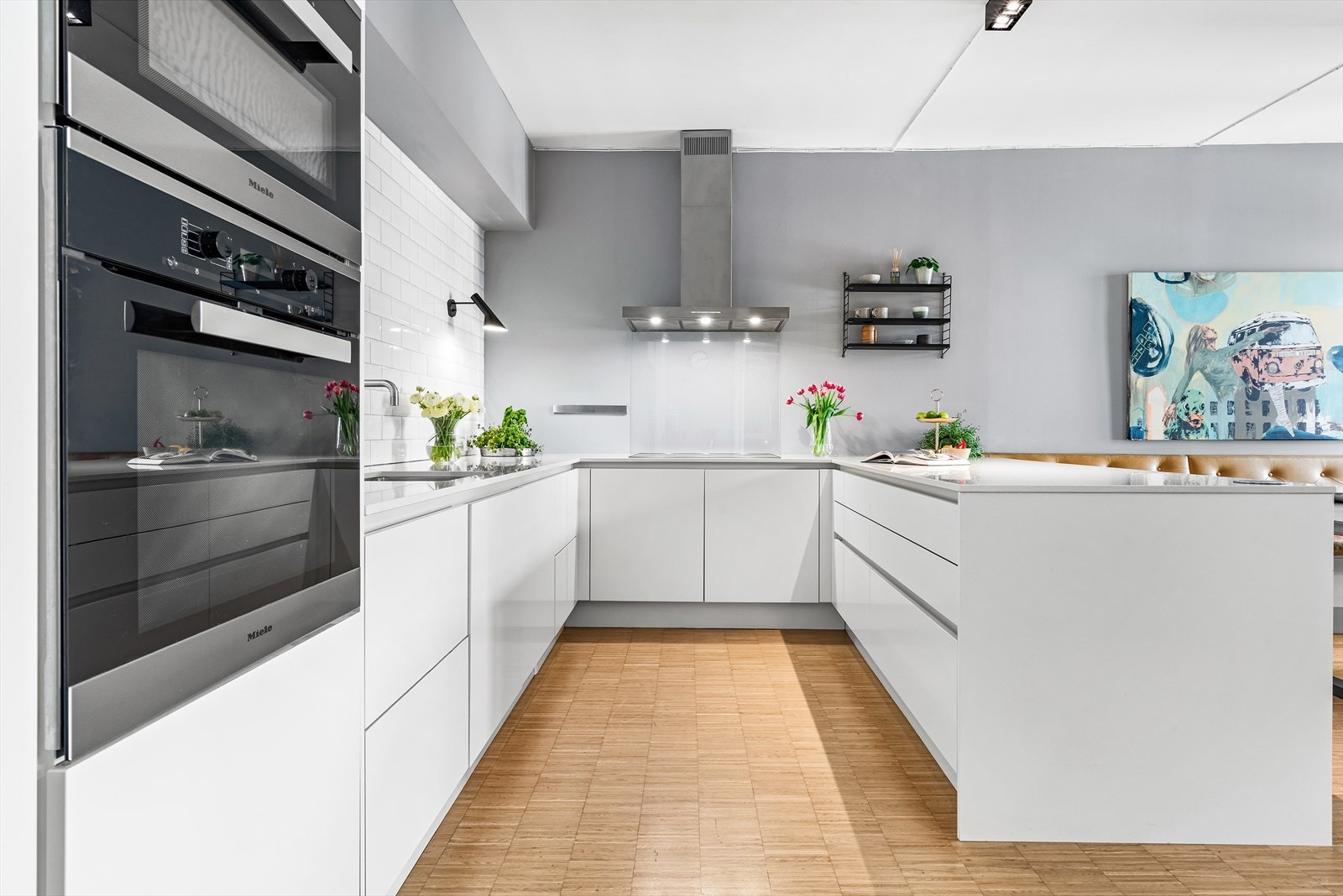 Kjøkkenet er innredet og designet med tanke på funksjonalitet og har godt med skap- og benkeplass. Galleribilde