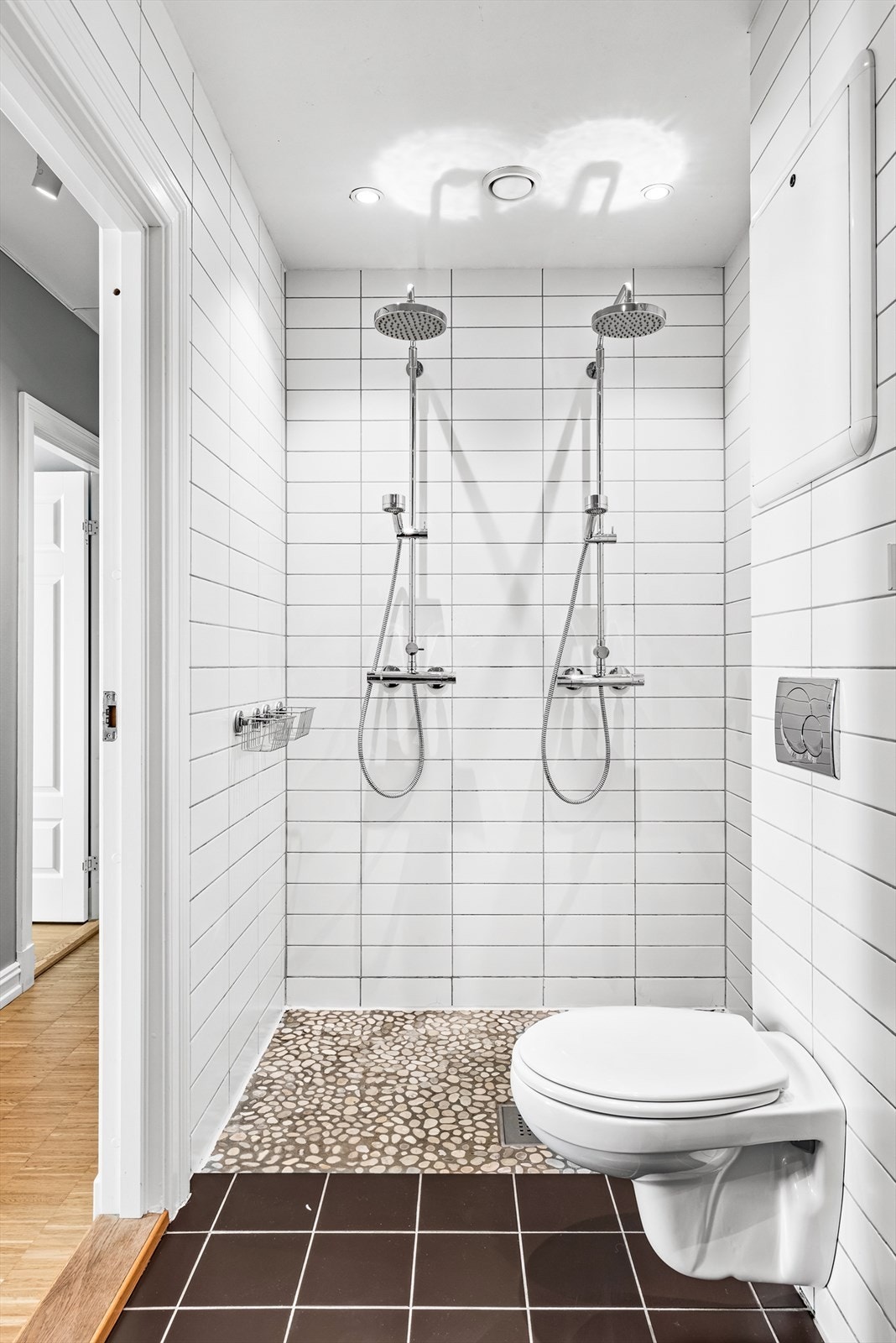 Elvestein på gulvet i dusjsonen og dobbel regnfall- og hånddusj. Galleribilde