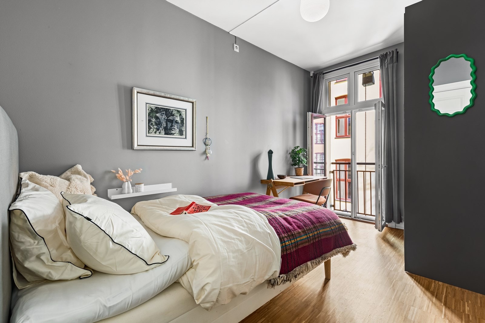 Soverom II på 9,5 m² med fransk balkong og plass til seng (120 cm avbildet). Galleribilde