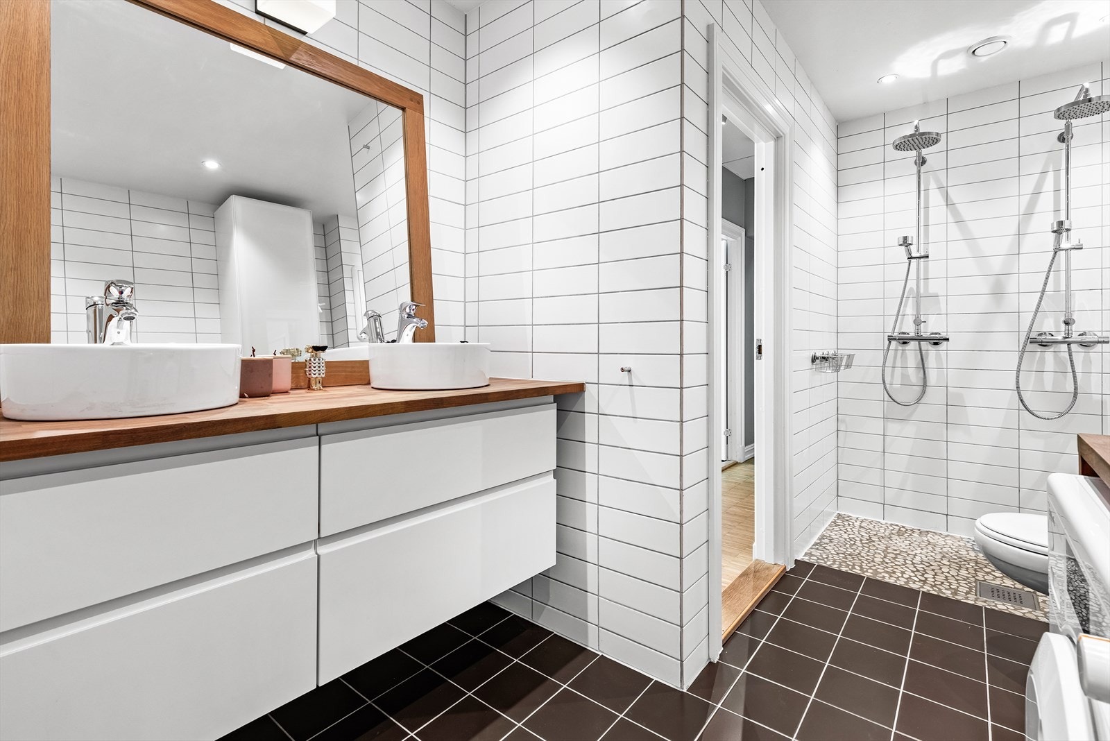 Boligens 2.etasje har et stort og lyst bad/vaskerom med flislagte overflater og varmekabler i gulv. Dobbel servant med god benkeplass og store skuffer. Galleribilde