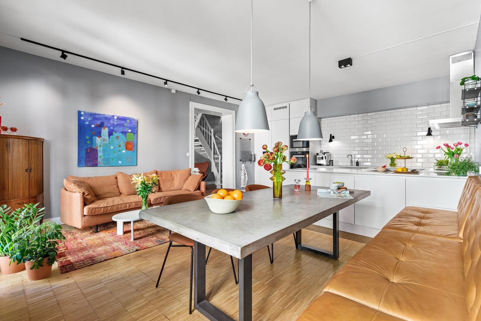 Sosialt og hyggelig oppholdsrom med stue/spisestue i åpen løsning med kjøkkenet. Galleribilde