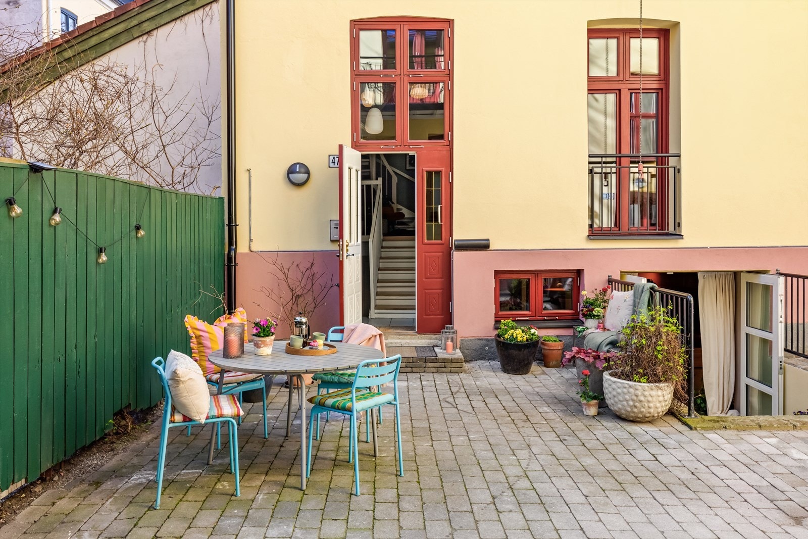 Rolig felles gårdsrom med trapp til underetasjen og inngang til entréen. Nytt tak og fasaderehabilitering sommeren 2024. Galleribilde