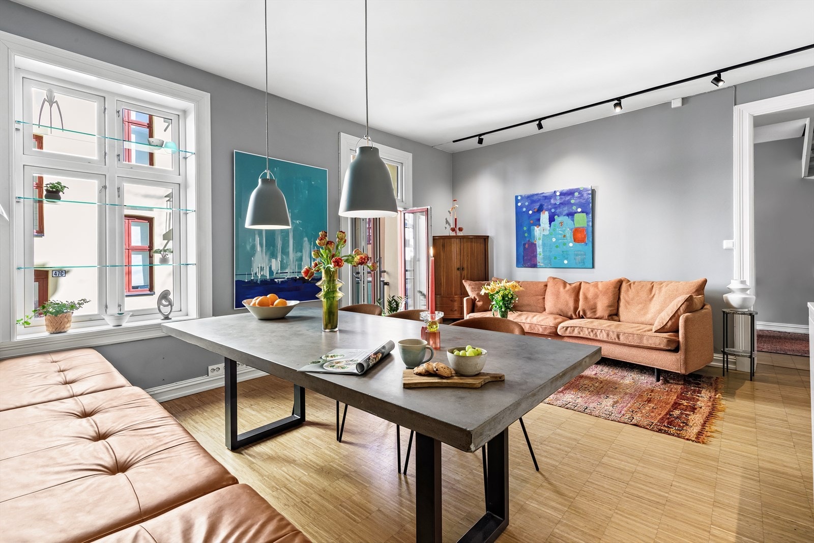 Stuen i 1. etasje er boligens naturlige samlingspunkt med plassbygget benk og god plass til langbord. Galleribilde