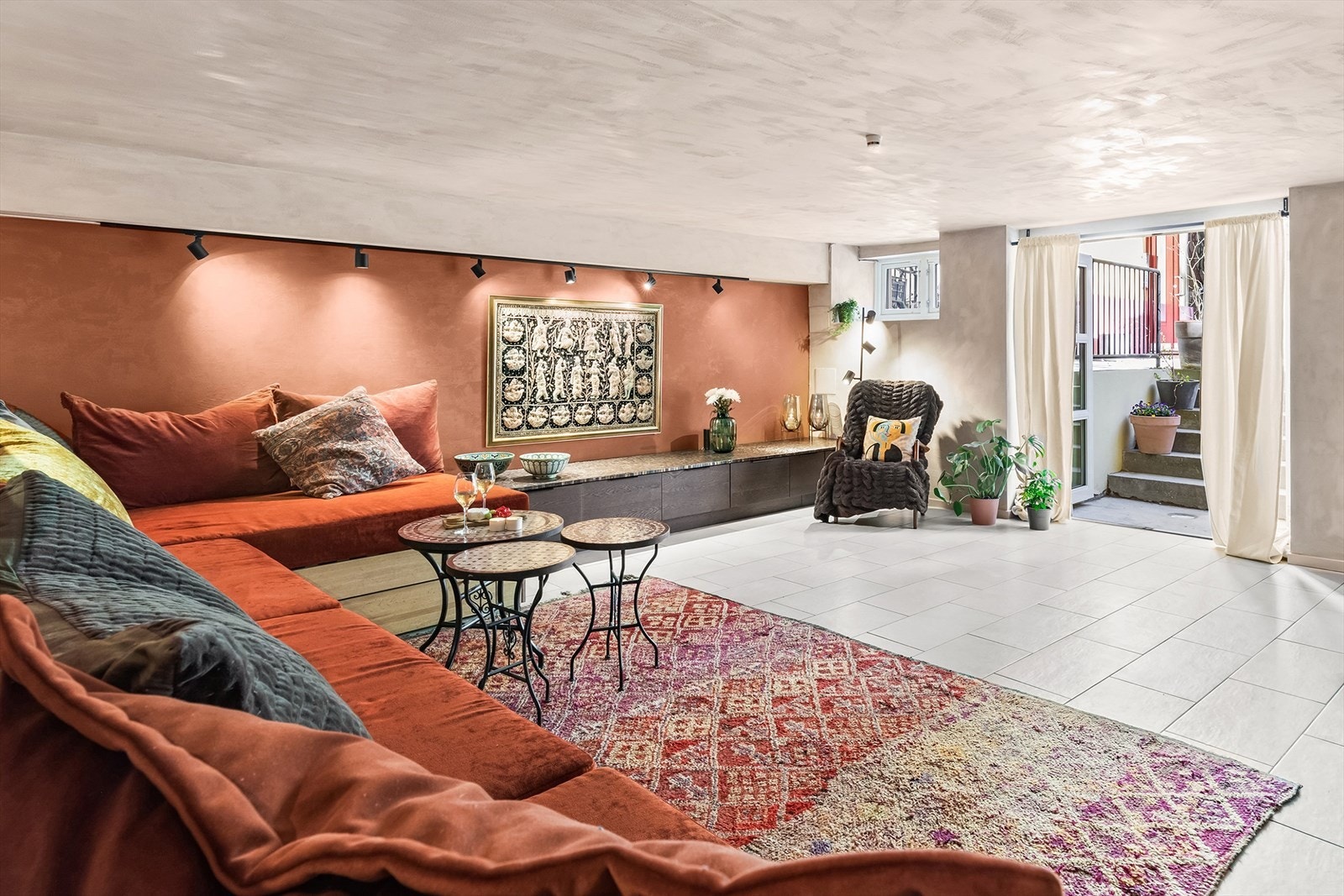 Sjeselongen fungerer som gjesteseng (120 cm) ved behov. Plassbygget TV-benk med skuffer. Stuen i underetasjen har dør ut mot gårdsrommet/inngangspartiet. Galleribilde