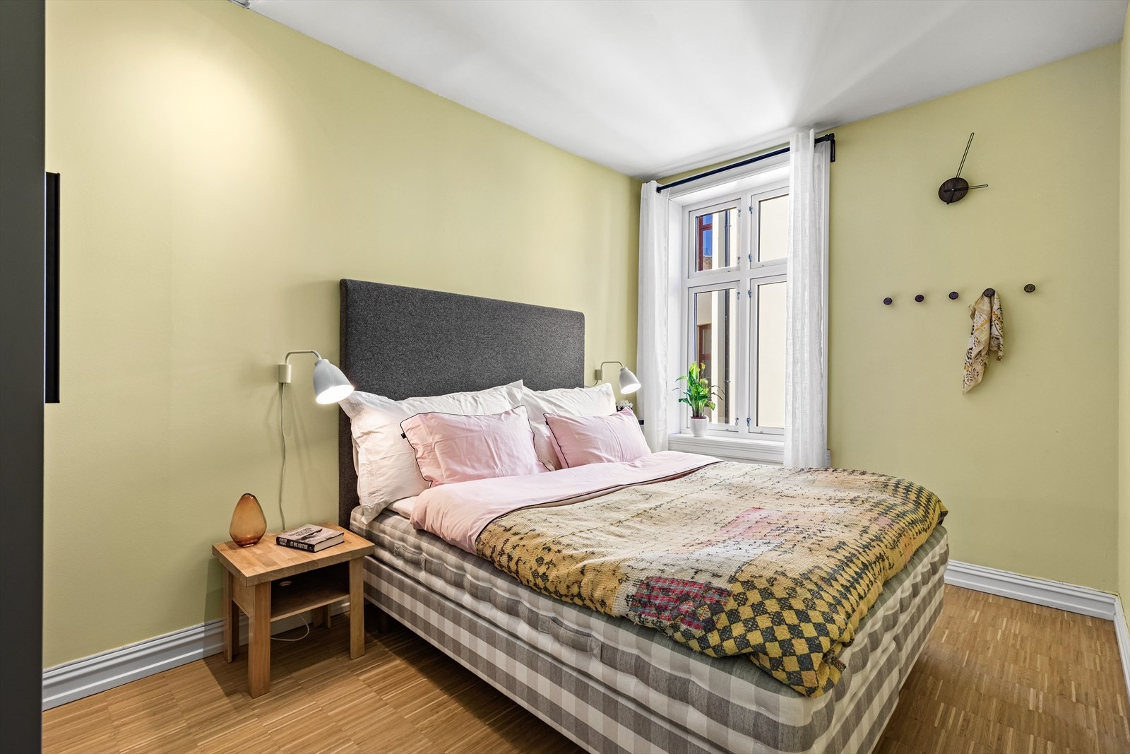 Boligen har en praktisk og familievennlig planløsning i 2.etg med tre soverom, bad og gjestetoalett. Hovedsoverom på 10,5 m² med god plass til dobbeltseng. Galleribilde