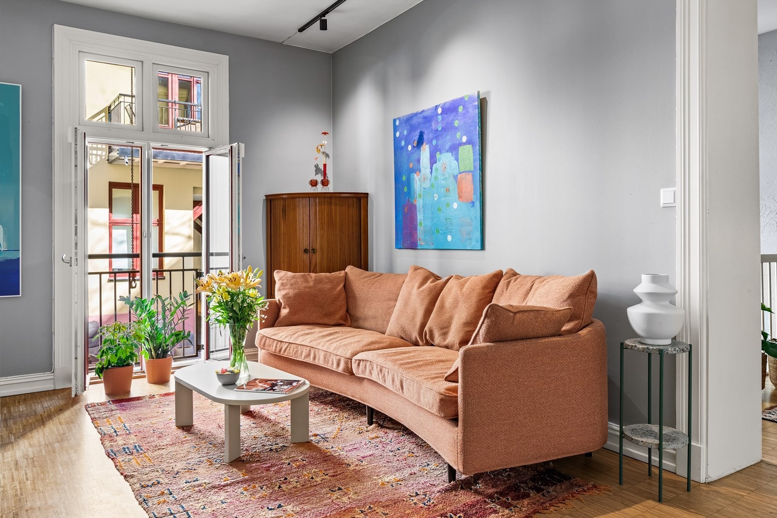 God plass til sittegruppe. Tidsriktige farger- og materialvalg i hele boligen. Galleribilde