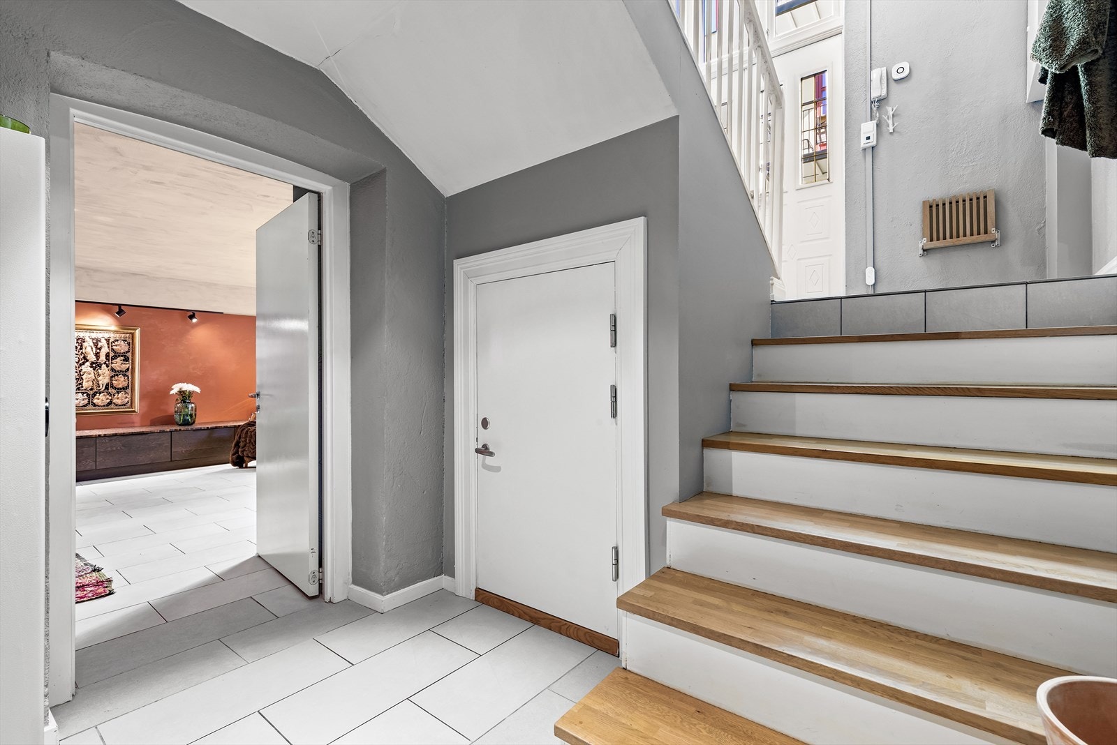 I underetasjen ligger bod, bad og stue. Det er varmekabler i gulv hele etasjen. Galleribilde