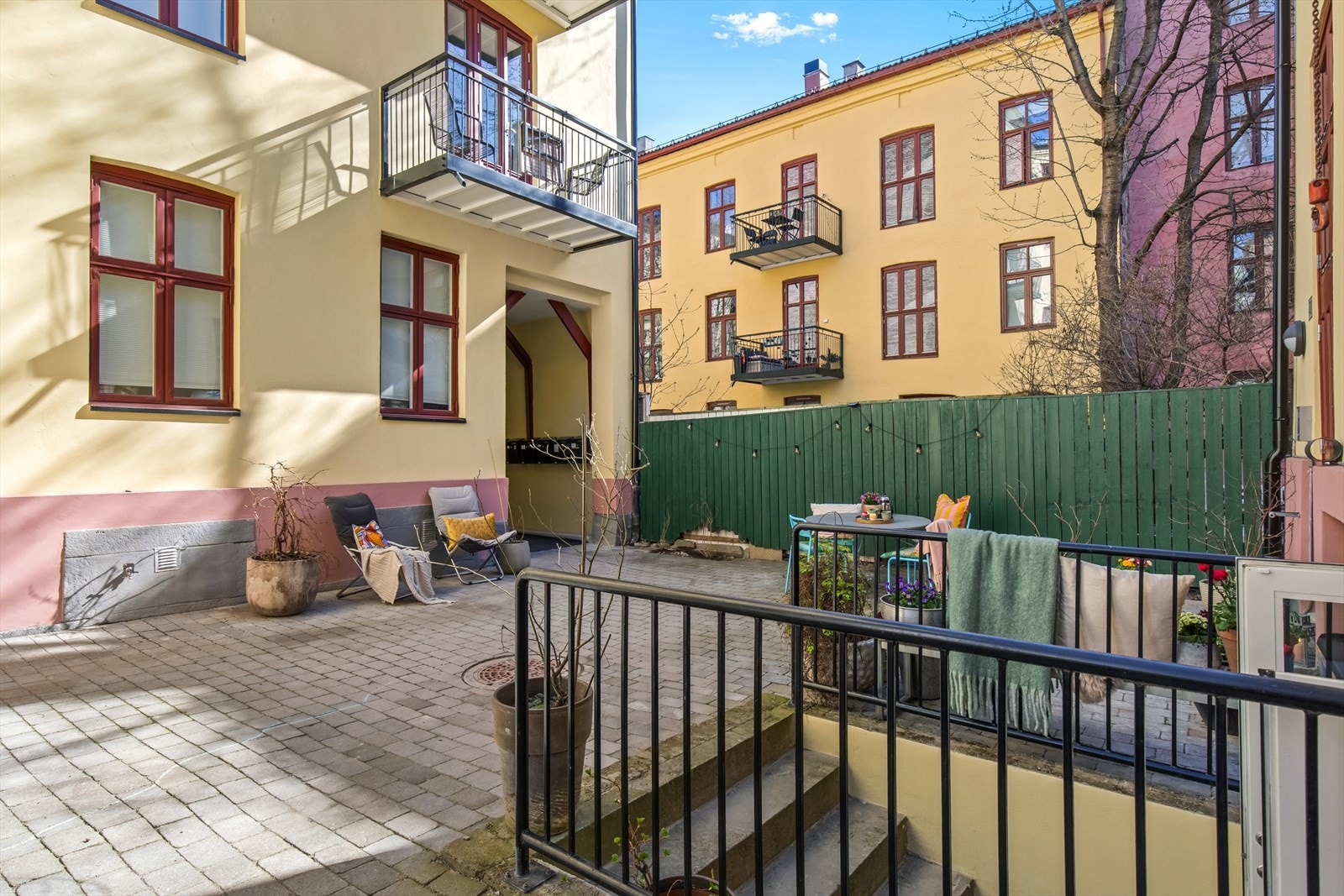 Hyggelig felles gårdsrom med plass til utemøbler. Galleribilde