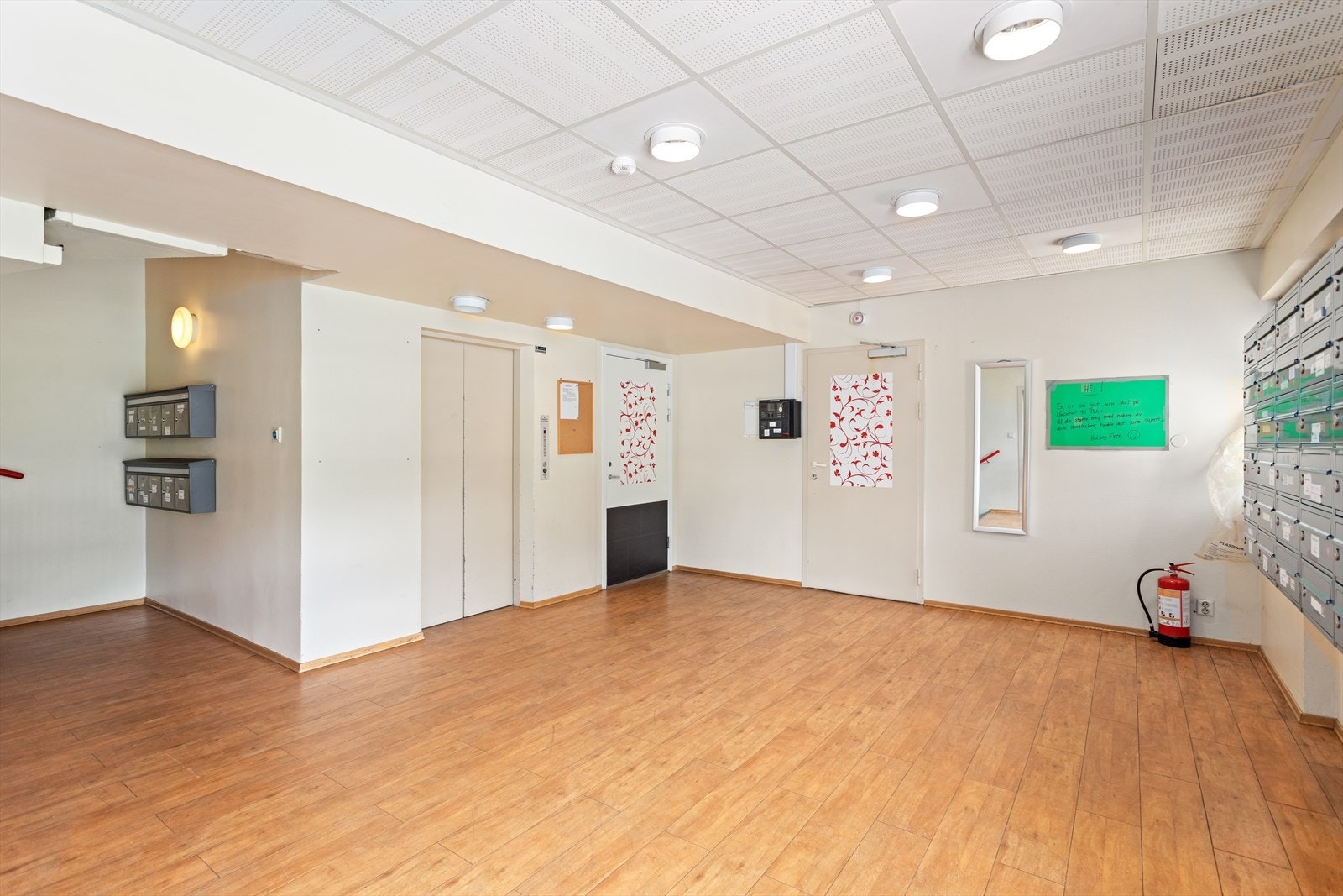 Felles inngangspati med tilkomst til leilegheitene via trapper og heis. Galleribilde