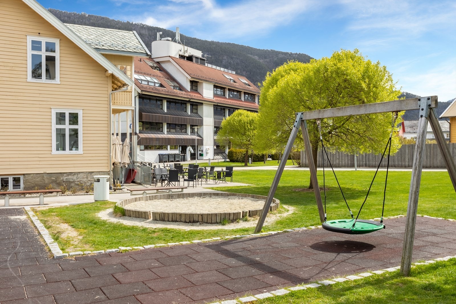 Triveleg nærområde med kjekk leikeplass for dei yngre. Galleribilde
